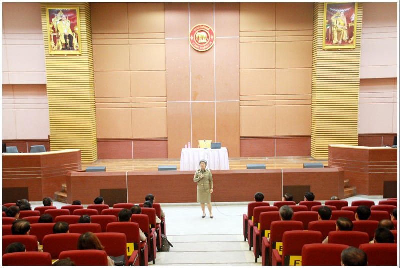 ﻿อธิบดีกรมบังคับคดีมอบนโยบายให้แก่ผู้บริหารกรมบังคับคดีและมอบประกาศเกียรติคุณ